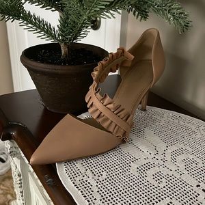 Michael Kors ruffled heels 8.5M